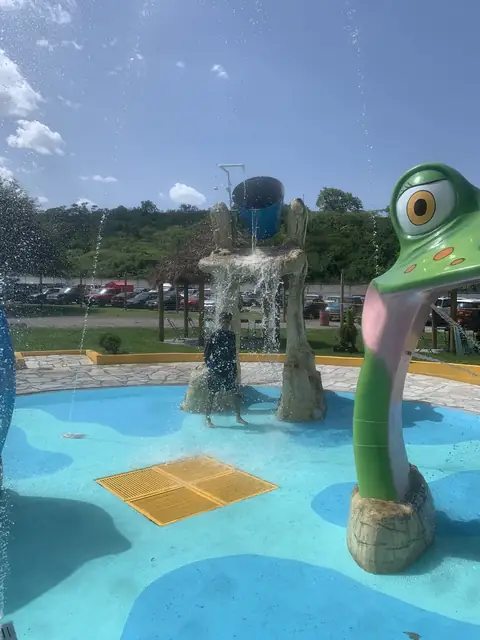 Juegos de agua con cubeta gigante