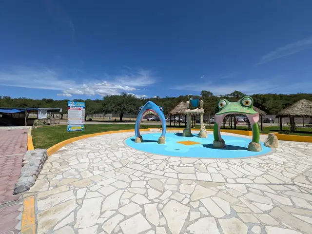 Juegos de agua con arcos de tiburón y rana